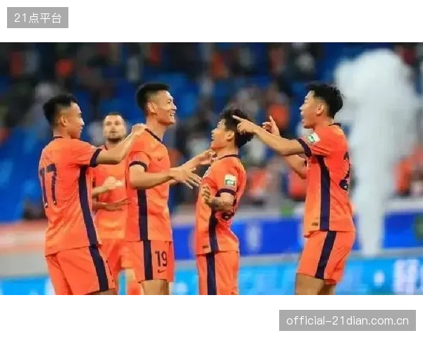 大连英博后卫线倾向于提前预判和解围，主动将战火燃烧在禁区之外，以此降低对手的远射精度。